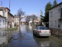 Obyvatelé Černovíru už se nemusí bát velké vody. Domovy chrání hráz.