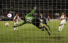 Brankář Martin Vaniak při jednom z klíčových zákroků proti střele útočníka Ajaxu Huntelaara