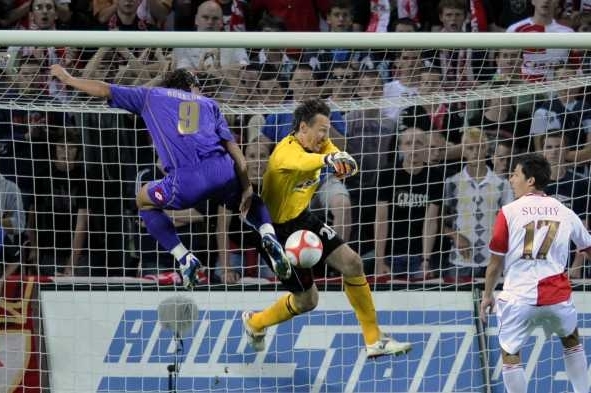 Proti Fiorentině brankář Vaniak Slavii podržel. Vychytá i Baník? Proti Fiorentině brankář Vaniak Slavii podržel. Vychytá i Baník?