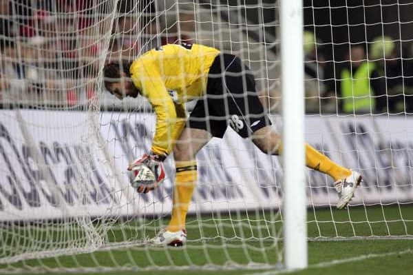 Brankář Martin Vaniak vytahuje míč z branky po smolné brance.