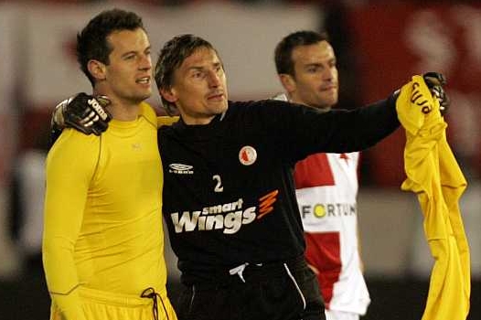 Protagonisté zápasu: gólman Slavie Vaniak (vpravo) a Tottnhamu Černý.