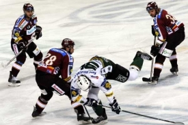 Tvrdě bojovat budou muset Karlovarští také v KHL.
