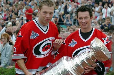 Josef Vašíček (vlevo), František Kaberle a Stanley Cup