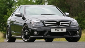 Tváří se jako C 63 AMG po lehkém optickém tuningu, ale opak je pravdou. Tohle auto má 585 koní