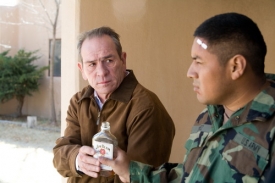 Tommy Lee Jones jako nešťastný otec ve filmu V údolí Elah.