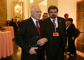 Prezident Klaus v doprovodu Jiřího Weigla.
