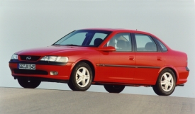 Druhá generace vectry byla spíše důkladně modernizovanou první, vynikala jen počtem poruch. Na toto auto by u opelu nejraději zapomněli.