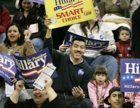 Nadšení příznivci Hillary Clintonové v Las Vegas, leden 2008. Nadšení příznivci Hillary Clintonové v Las Vegas, leden 2008.