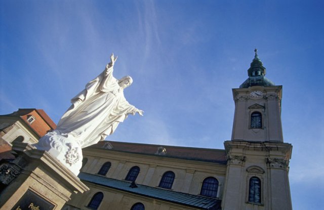 Velehradskou baziliku čeká oprava rozvodů elektřiny a osvětlení.