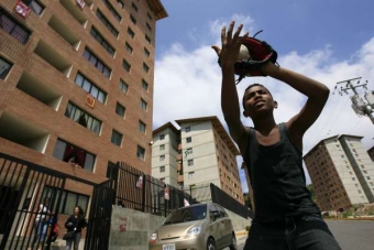 Fanoušci Cháveze v San Augustinu. Chávez boří slumy, zvelebil Caracas.