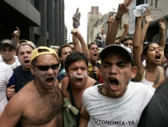 Studenti skanduj&iacute; na protest proti &uacute;stavn&iacute; reformě.