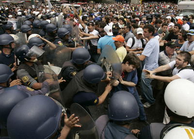 Venezuelští studenti se dostali do střetu s místní policií. Venezuelští studenti se dostali do střetu s místní policií.