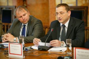 Ŕeditel Veolia Voda ČR Milan Kuchař, vpravo radn&iacute; Rudolf Blažek