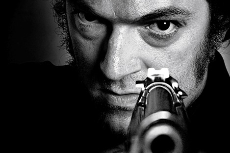 Vincent Cassel hraje nebezpečného gangstera Mesrina v dvoudílné sáze.