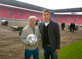 František Veselý a David Střihavka při pokládání trávníku.
