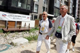 Mirek Topolánek s Milanem Jiráskem před českou vesnicí.