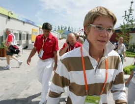 Premiéra doprovází syn Tomáš. Za ním Jan Železný a Pavel Kolář.