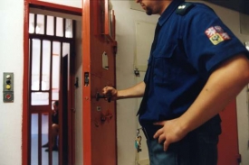 Soud propustil z vazební cely policistu, který měl ubít Vietnamce.