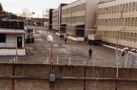 Vězeňská služba uznává, že šikana se čas od času v celách objeví.