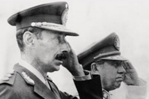 Luciano Benjamín Menéndez (vlevo) z doby vlády junty. Luciano Benjamín Menéndez (vlevo) z doby vlády junty.