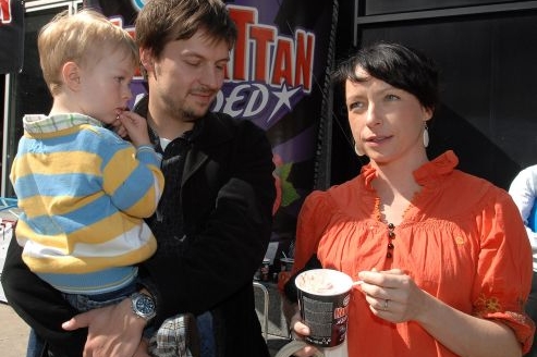 Táňa Vilhelmová se svou rodinou na zábavném odpoledni v centru Prahy. Táňa Vilhelmová se svou rodinou na zábavném odpoledni v centru Prahy.