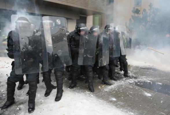 Policisté před budovou litevského parlamentu Policisté před budovou litevského parlamentu