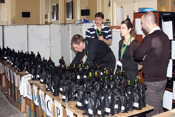 Moravská a česká vína si z pařížské výstavy vezou 45 medailí. Moravská a česká vína si z pařížské výstavy vezou 45 medailí.