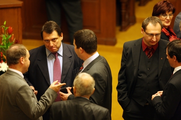 Vítězové ze sněmovny. Poplatky sociální demokraté zrušili.