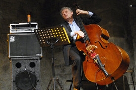 Kontrabasista Miroslav Vitouš.