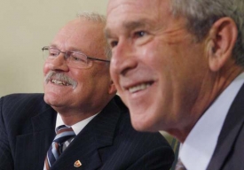 Úsměvy pro tisk v Bílém domě. Prezidenti Bush a Gašparovič.