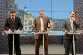 Nečas, Topolánek a Říman na dnešní tiskové konferenci.