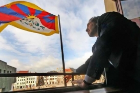 Primátor Jihlavy Jaroslav Vymazal vyvěšuje tibetskou vlajku.
