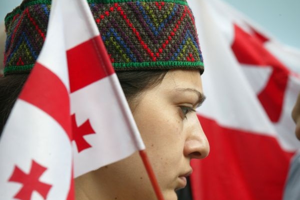 Válečný konflikt sledují Gruzínci v Česku. Sešli se u ruské ambasády