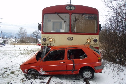 Srážka vozu a motorového vlaku. Srážka vozu a motorového vlaku.