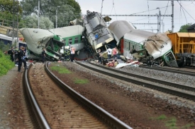 Vlak nárazem posunul most o osmnáct metrů.