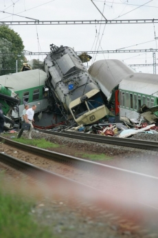 Náraz vlaku do konstrukce mostu byl podle svědků obrovský.