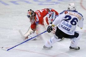 Brankář Slavie Svoboda zasahuje proti Vlasákovi daleko od branky.
