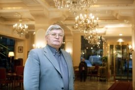 Vlastimil Dvořák ve svém hotelu Esplanade, kde se ženil Jiří Paroubek.
