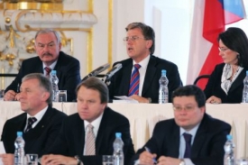 Šéf sněmovny Miloslav Vlček navrhne jako první tajnou volbu.