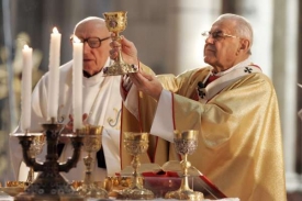 Kardinál Vlk se připojuje k protestům akademických senátů.