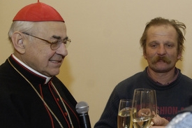 S arcibiskupem Vlkem se přišli najíst pražští bezdomovci.