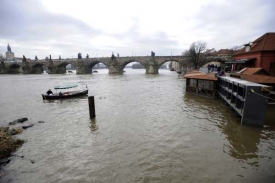 Hladina Vltavy na dolním toku stoupá, Praha zavřela povodňová vrata.