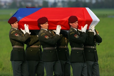 Vojenský speciál s ostatky přistál ve Kbelích v sobotu večer.