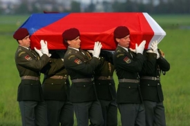 V roce 2008 zemřeli v zahraničn&iacute;ch mis&iacute;ch dva voj&aacute;ci.