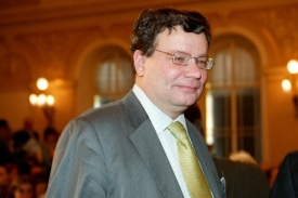 Vondra je proti významnějším změnám ve vládě v době předsednictví.
