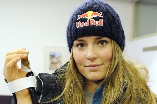 Lyžařka Lindsey Vonnová po operaci pořezaného palce. Lyžařka Lindsey Vonnová po operaci pořezaného palce.