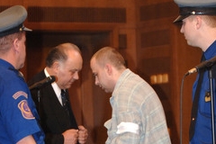 Heparinový vrah před soudem se svým obhájcem Janem Heroutem.