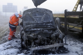 Výbuch poškodil auto, ale Jonákovi se nic nestalo.