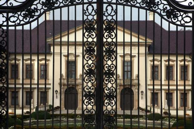 Úřad vlády předá zámek v Kolodějích restituentovi v únoru. Úřad vlády předá zámek v Kolodějích restituentovi v únoru.