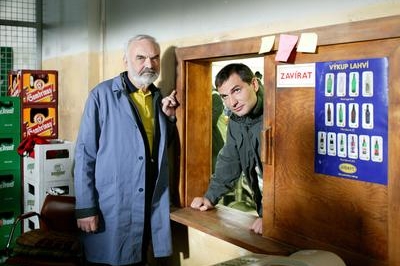 Zdeněk Svěrák a Jiří Macháček ve filmu Vratné lahve